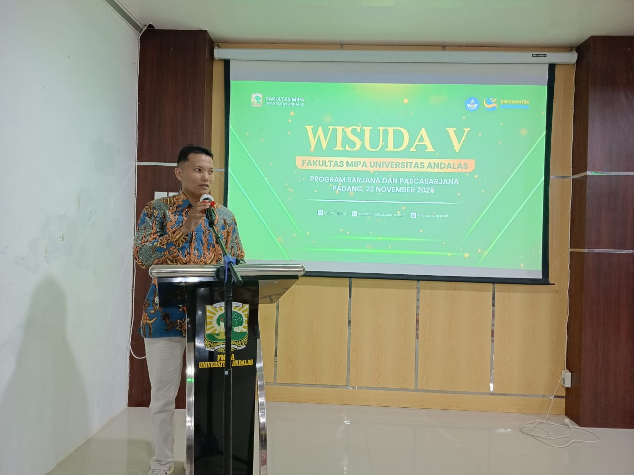 Sekretaris umum IKA FMIPA memberikan kata sambutan kepada para wisudawan/wisudawati pada wisuda V ta